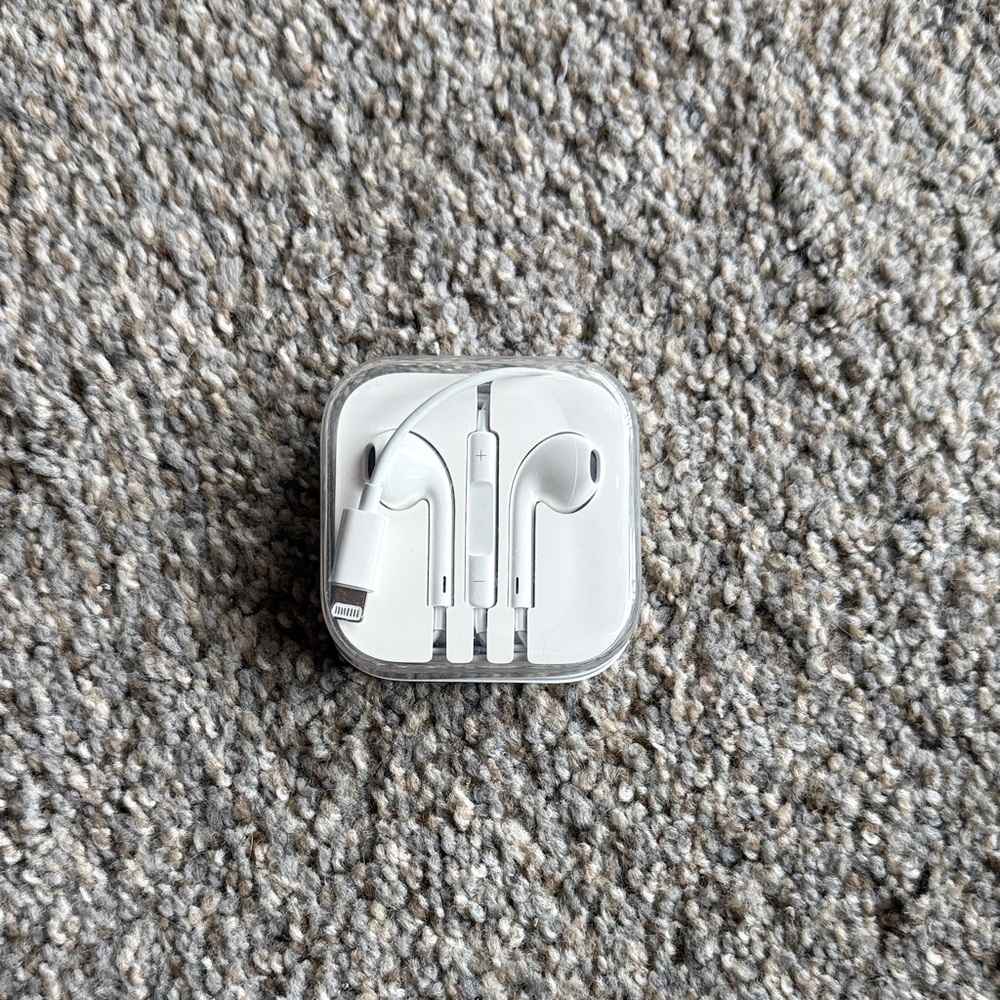 Apple earbuds *lightning